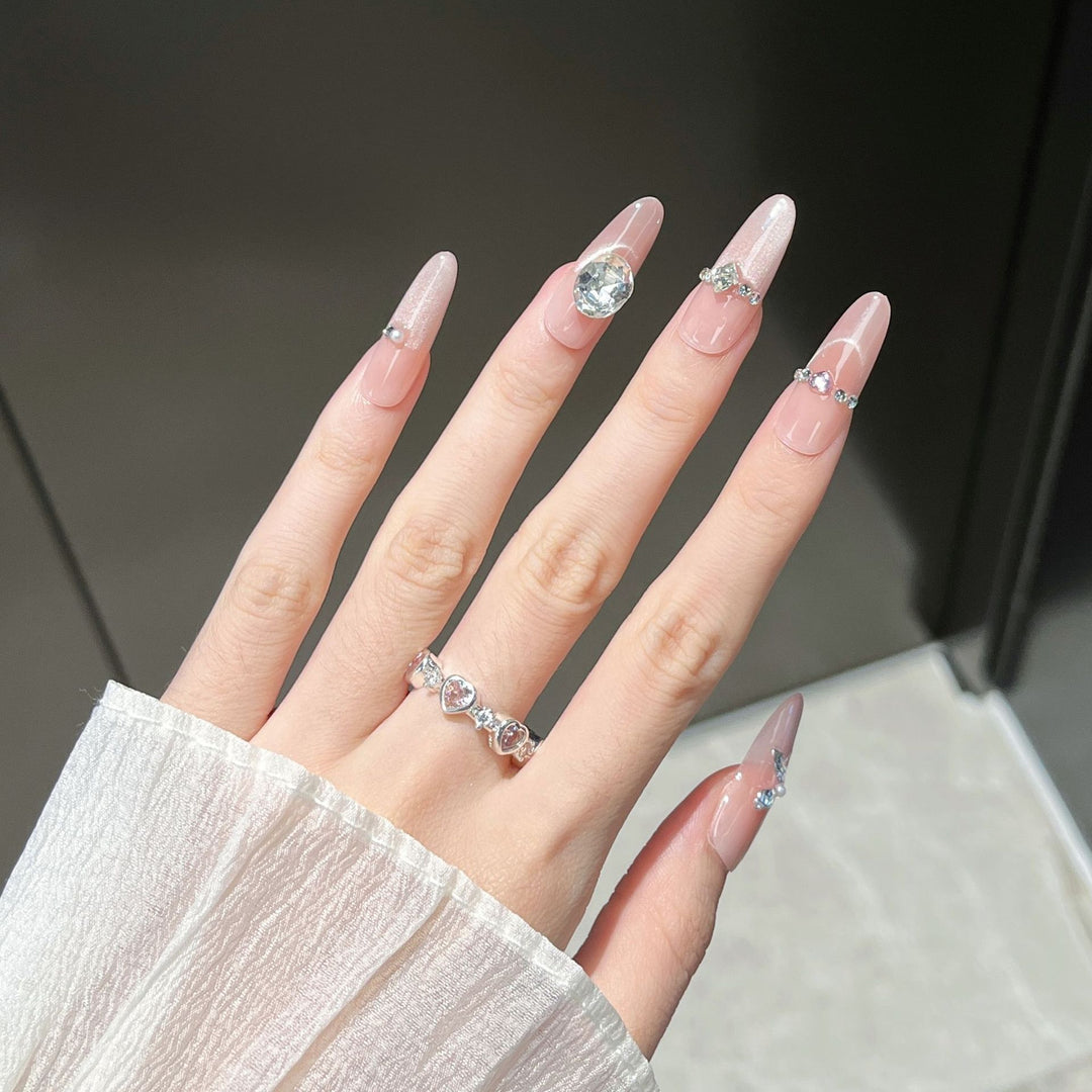 Künstlerisches, mit Kristallen verziertes Press-On-Nageldesign Karnz