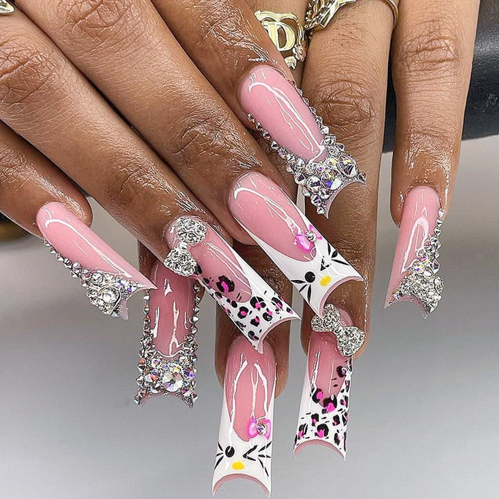 Glamouröses Kunstnagelset mit funkelnden Strassverzierungen und kreativen Tiermotiven Karnz