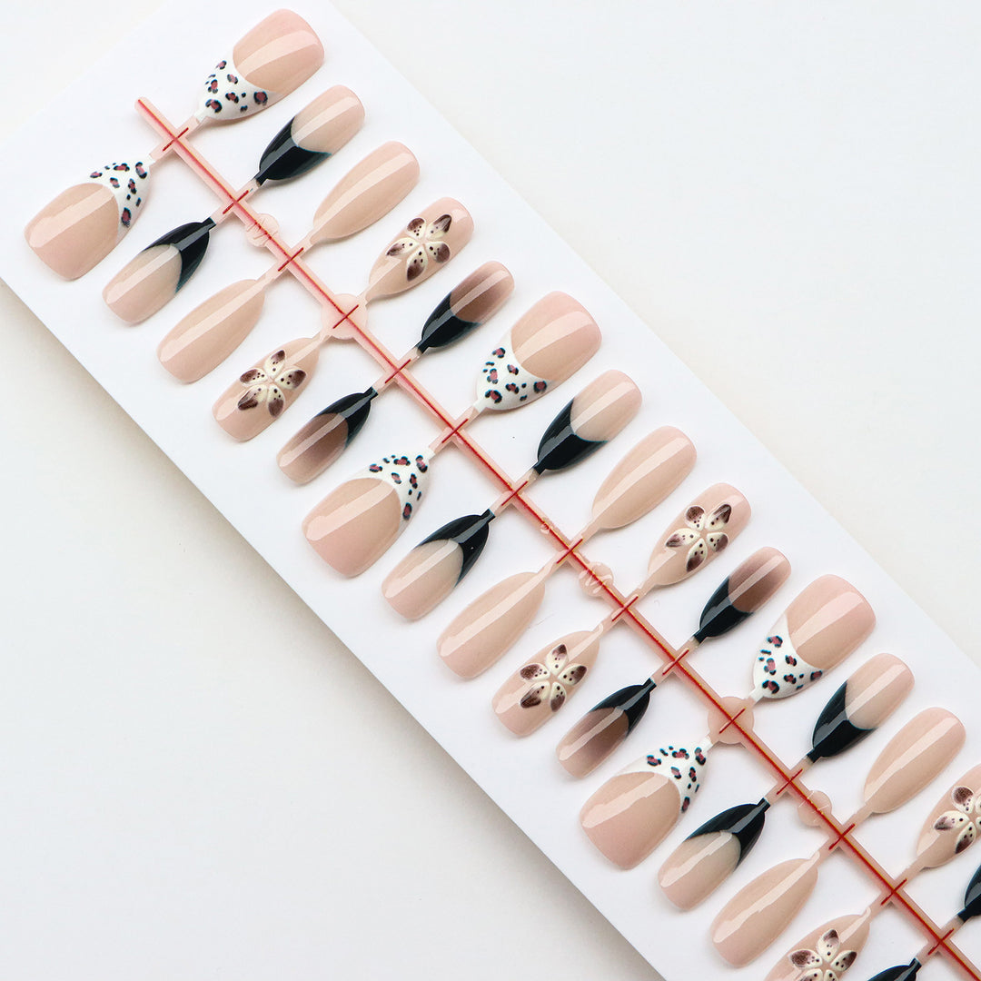 Künstlerisches Press-On Nagelset mit floralem Design