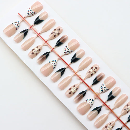 Künstlerisches Press-On Nagelset mit floralem Design