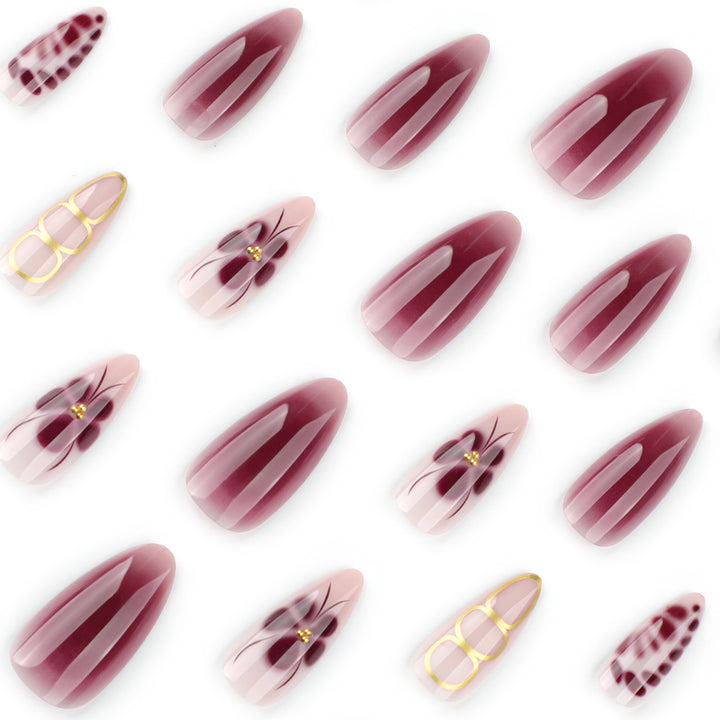 Elegante Nagelkunst mit floralem Design und Glitzerakzenten Karnz