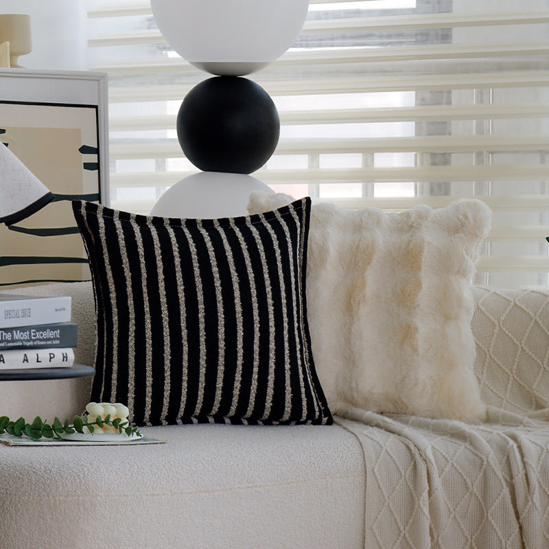 Quadratischer Wohnkissenüberzug mit dicht gewebter Bouclé‑Tweedstruktur und dekorativer Kedernaht Karnz