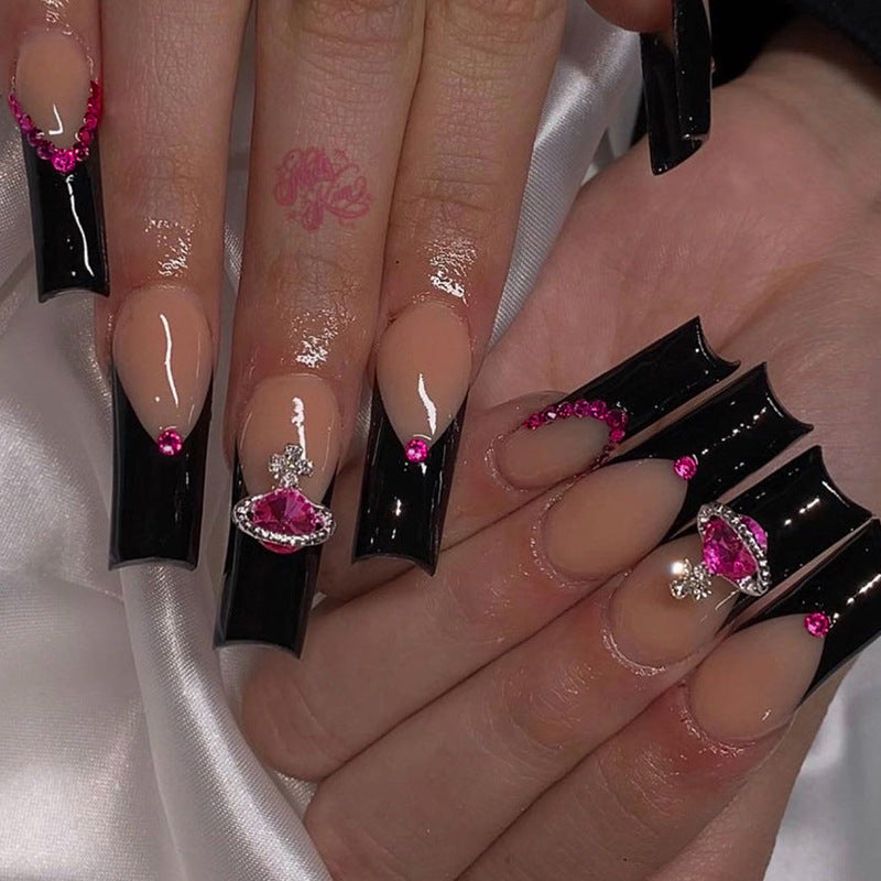 Kunstvolle Nagelkunst mit Strass und Glanz Karnz