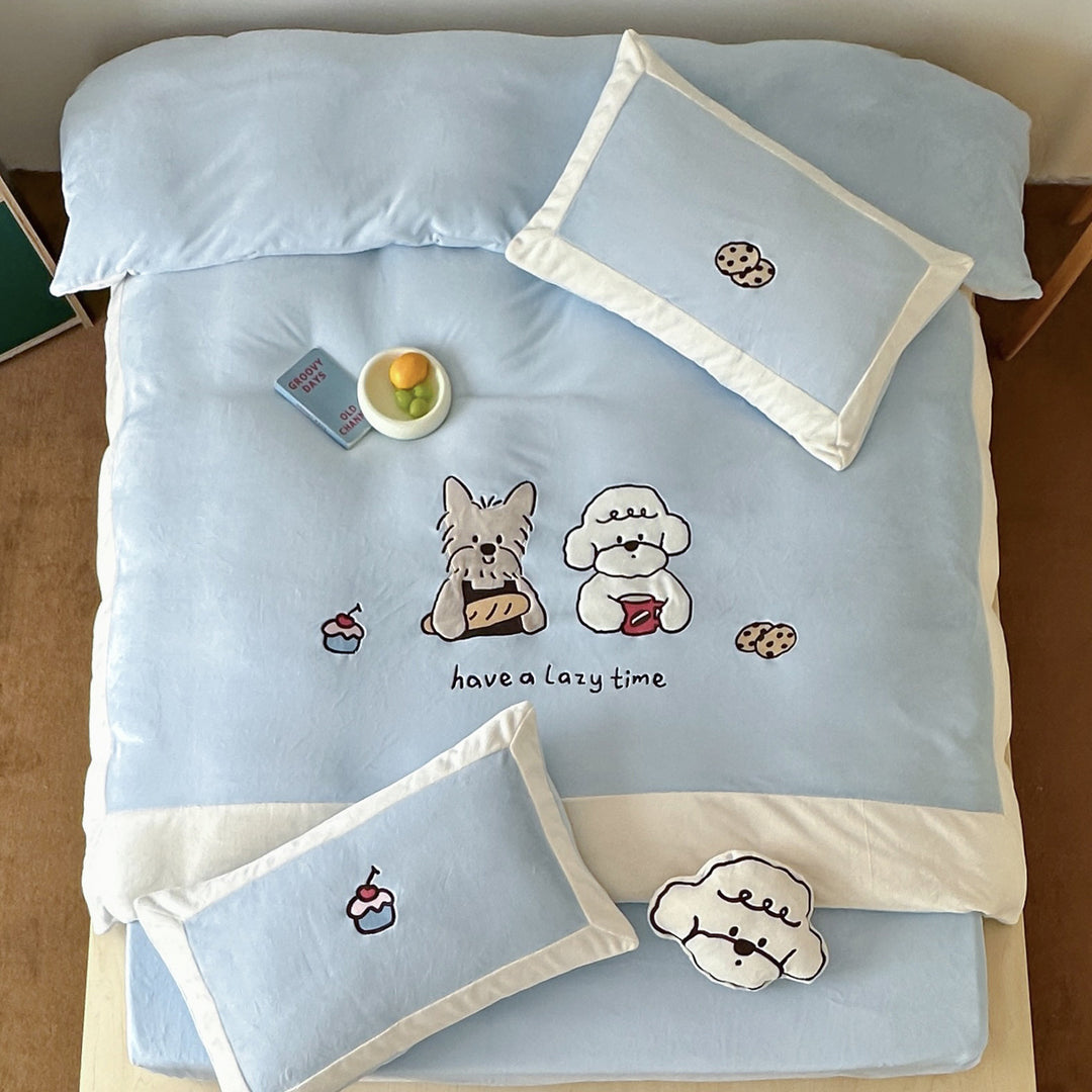 Kinderbettwäsche-Set aus Baumwollsatin mit niedlichen Hunde-Stickereien und samtiger Paspel