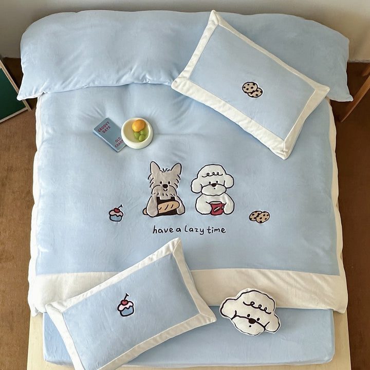 Kinderbettwäsche-Set aus Baumwollsatin mit niedlichen Hunde-Stickereien und samtiger Paspel