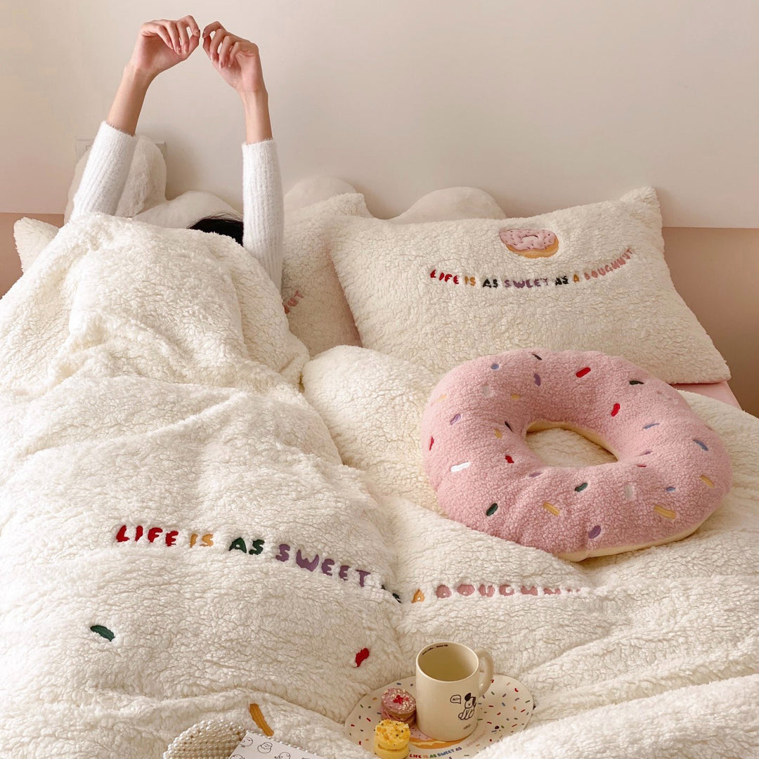 Kuschelige Teddy-Fleece-Bettwäschegarnitur mit Donut-Stickerei