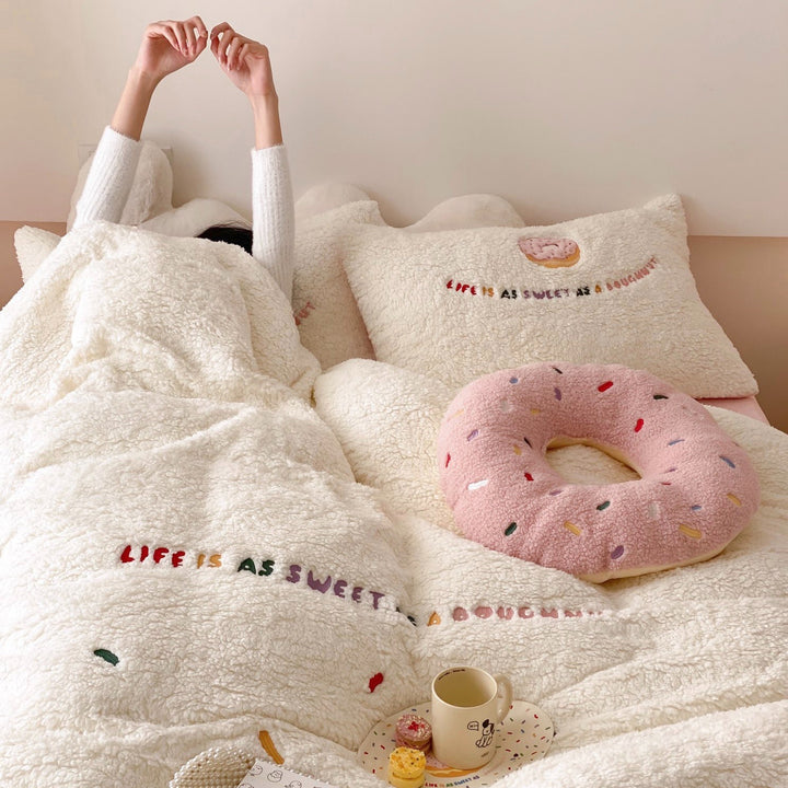 Kuschelige Teddy-Fleece-Bettwäschegarnitur mit Donut-Stickerei