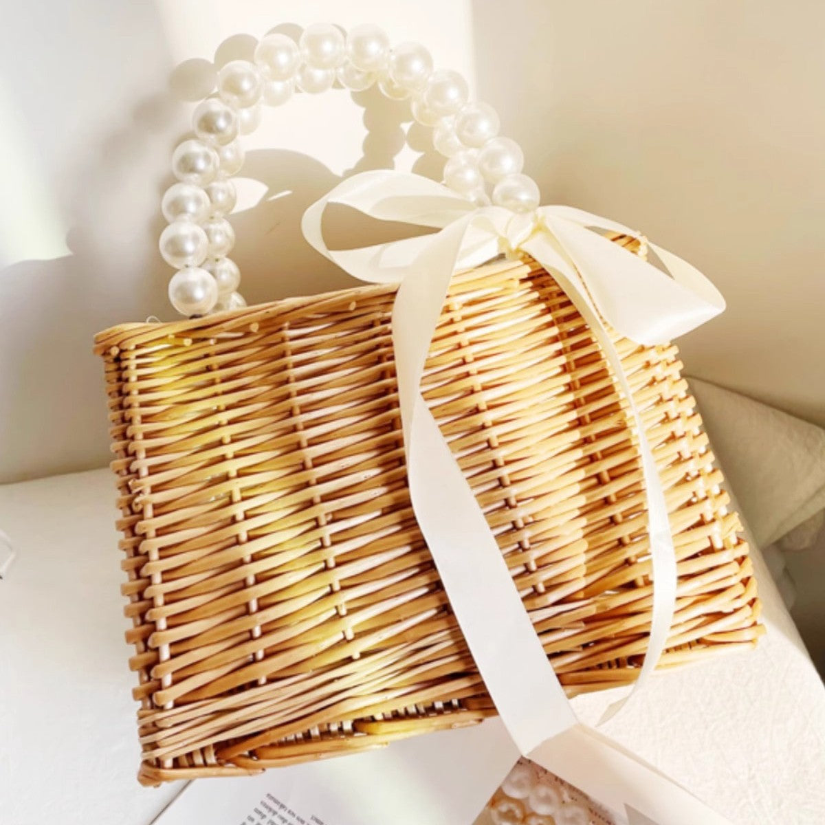 Damen Handtasche aus geflochtenem Material mit eleganten Perlengriffen Karnz
