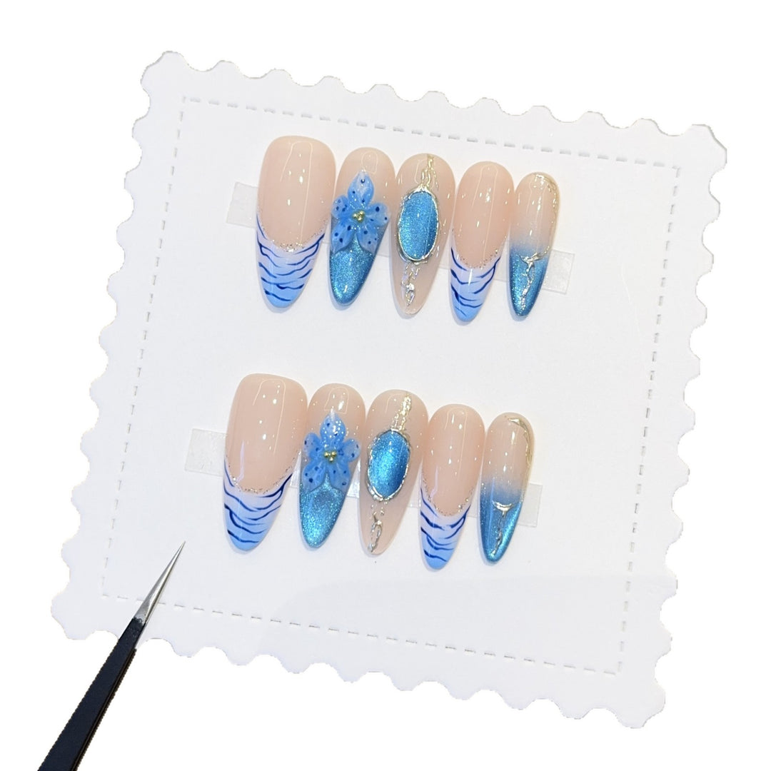 Kunstnägel mit Exquisite Blumen- und Glitzermotiven Karnz