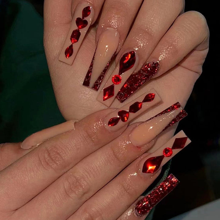 Kunstvoll designte Nagelverlängerungen mit funkelnden Akzenten Karnz