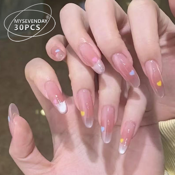 Elegantes Press-On-Nagelset mit Herzakzenten Karnz