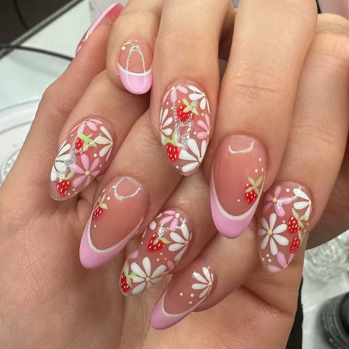 Kunstnagelset mit verspielten Blumen- und Erdbeermotiven Karnz