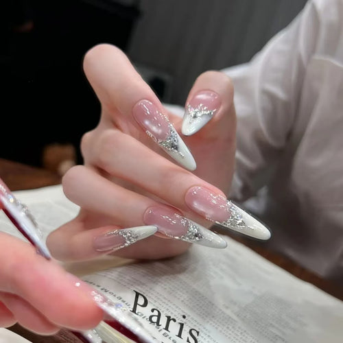 Elegante Stiletto-Nagelverlängerungen