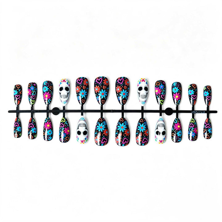 Künstlerisches Skull- und Blumen-Nagelkunst-Kit