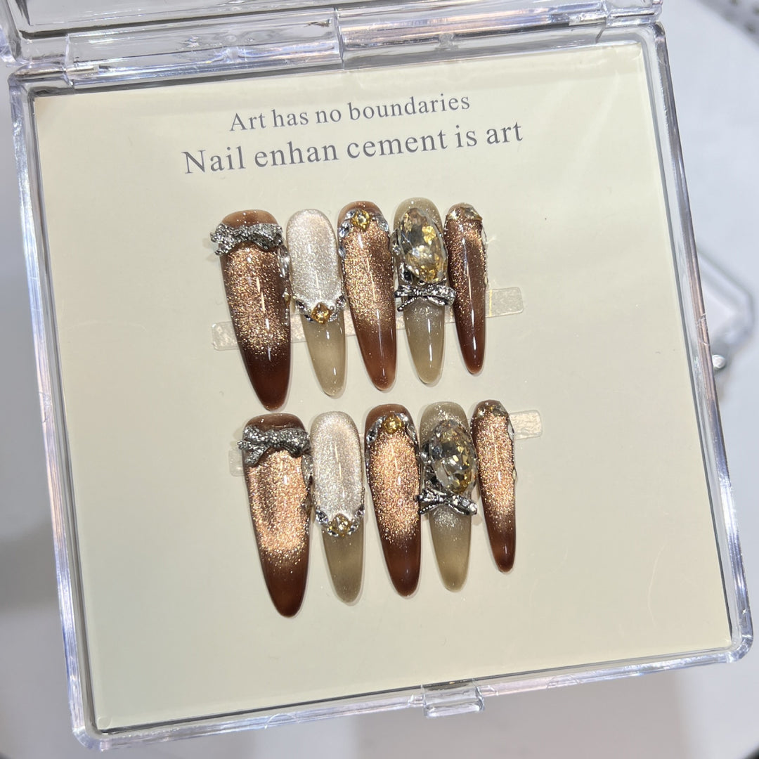 Künstlerisches Stiletto Press-On Nagelset mit Edelsteinakzenten Karnz