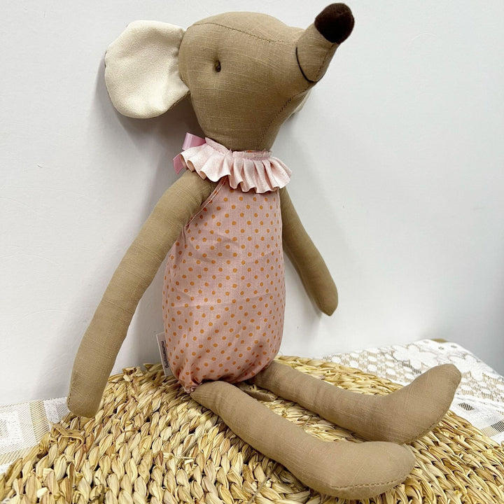 Langbeinige Organic-Leinen-Hasenpuppe mit bestickten Karotten-Latzhosen