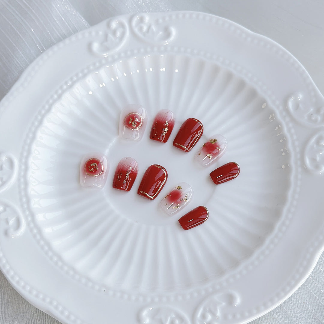 Künstlerisches Press-On Nagel Set mit floralen und goldenen Akzenten