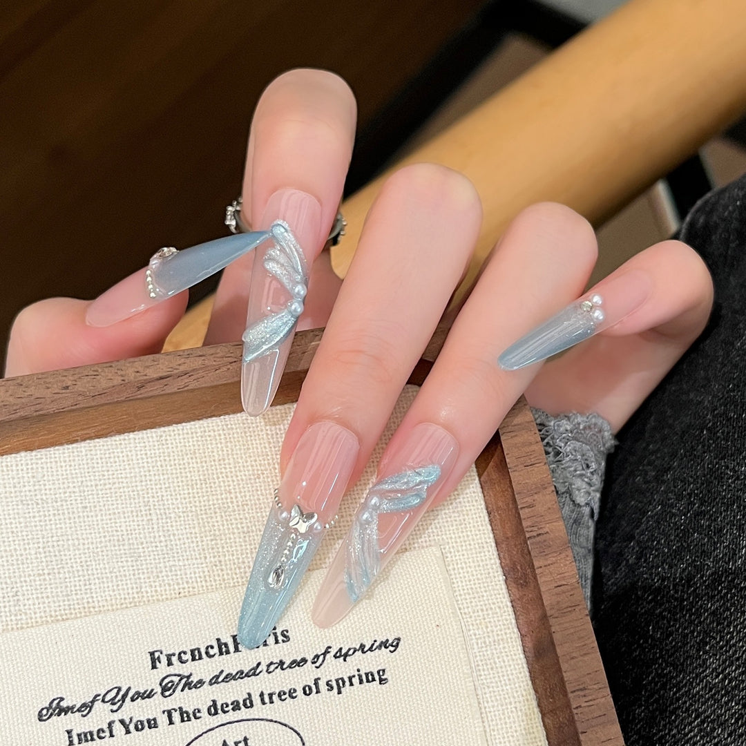 Künstlerische Stiletto Press-On Nagelkunst mit schimmernden Akzenten Karnz
