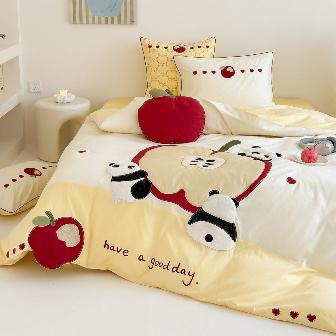 Kinder-Bettwäschegarnitur mit appliziertem Apfel- und Panda-Motiv