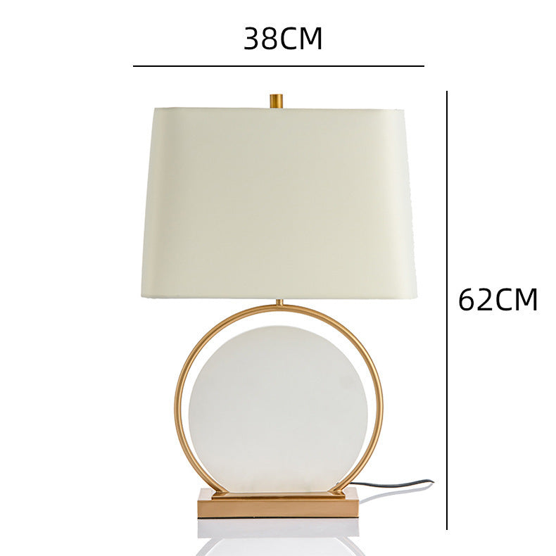 Moderne Tischlampe mit runder Basis und Stoffschirm