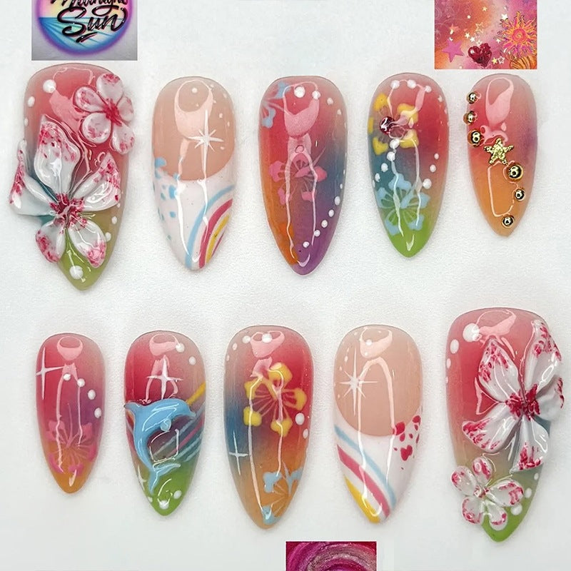 Kunstnagelset mit vielfältigen Designs und glänzenden Verzierungen Karnz