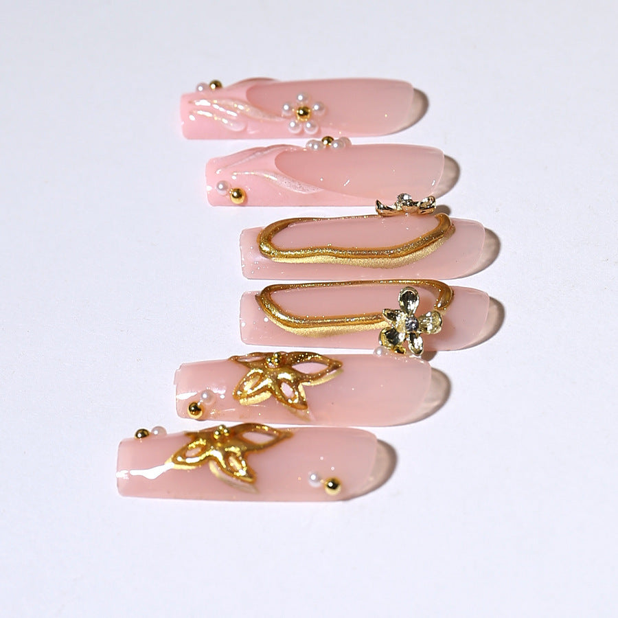 Elegante Kunstnagelspitzen mit Goldakzenten Karnz