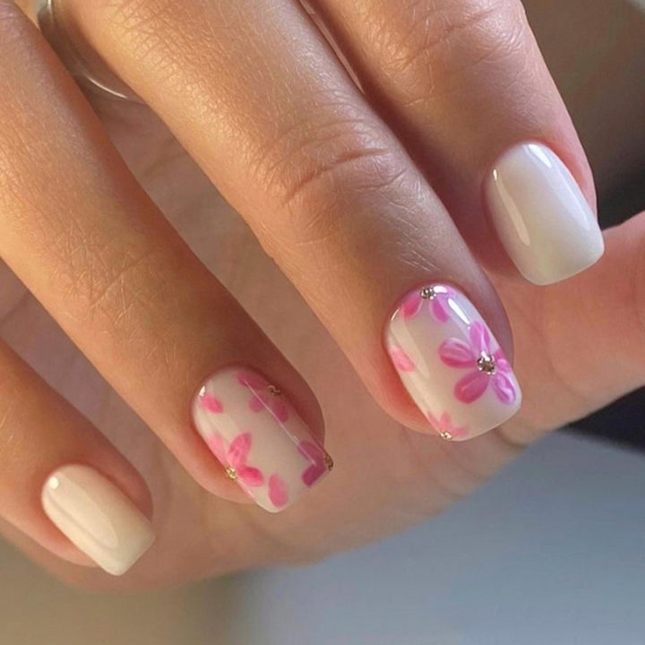 Stilvolle Kunstnagelgestaltung mit floralen Akzenten Karnz