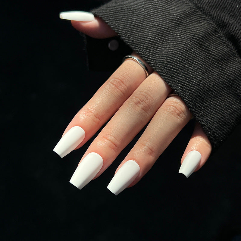Künstliche Nagelverlängerungen im modernen Design Karnz