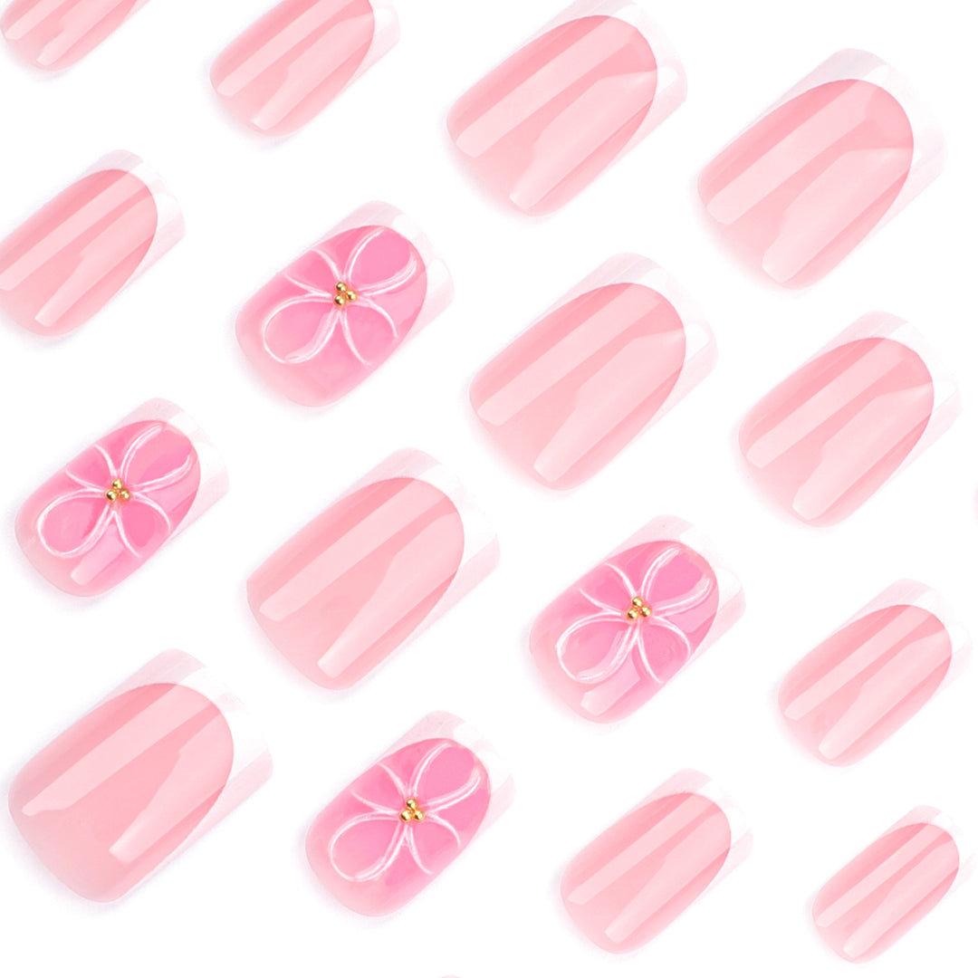 Kunstvolle Nagelkunst mit zarten Blüten und eleganter French-Spitze Karnz