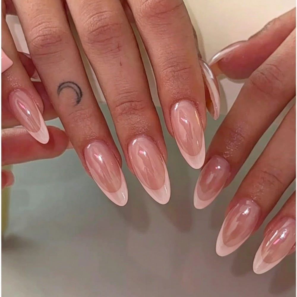 Hochwertige Kunstnägel mit Elegantem French-Tip Design Karnz