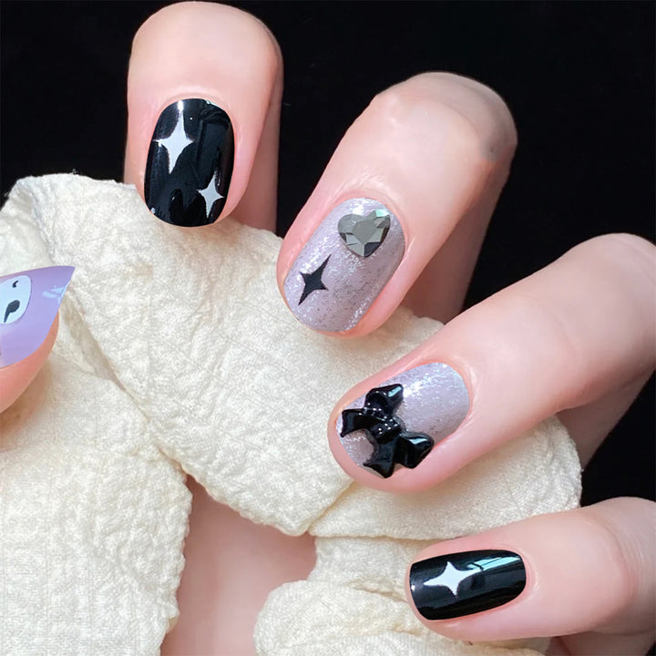 Kunstvolle Nagelkunst mit Schleifen- und Herzdesign Karnz