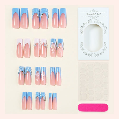 Kunstnagelset mit eleganten floralen Akzenten und Glitzer Karnz