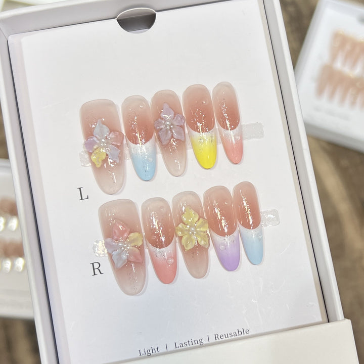 Blumeninspiriertes künstlerisches Press-On-Nagelset Karnz