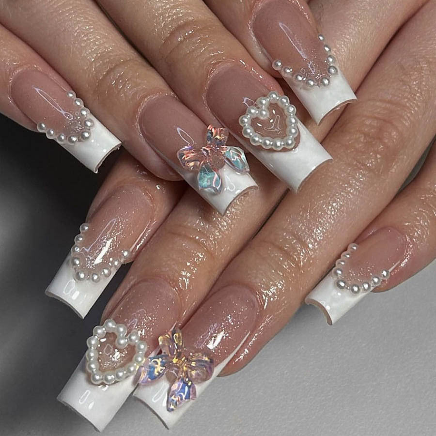 Kunstnagelset mit eleganten Perlen- und 3D-Blumenverzierungen Karnz