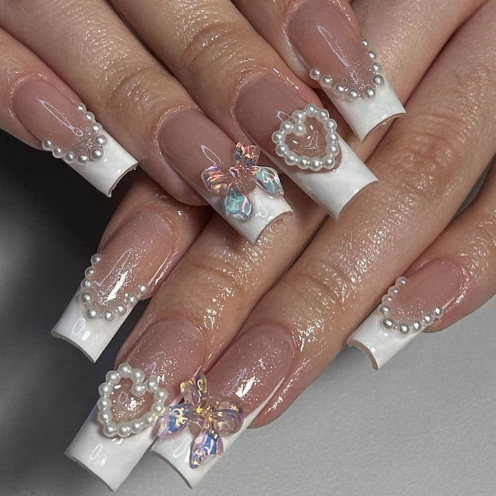 Kunstnagelset mit eleganten Perlen- und 3D-Blumenverzierungen Karnz