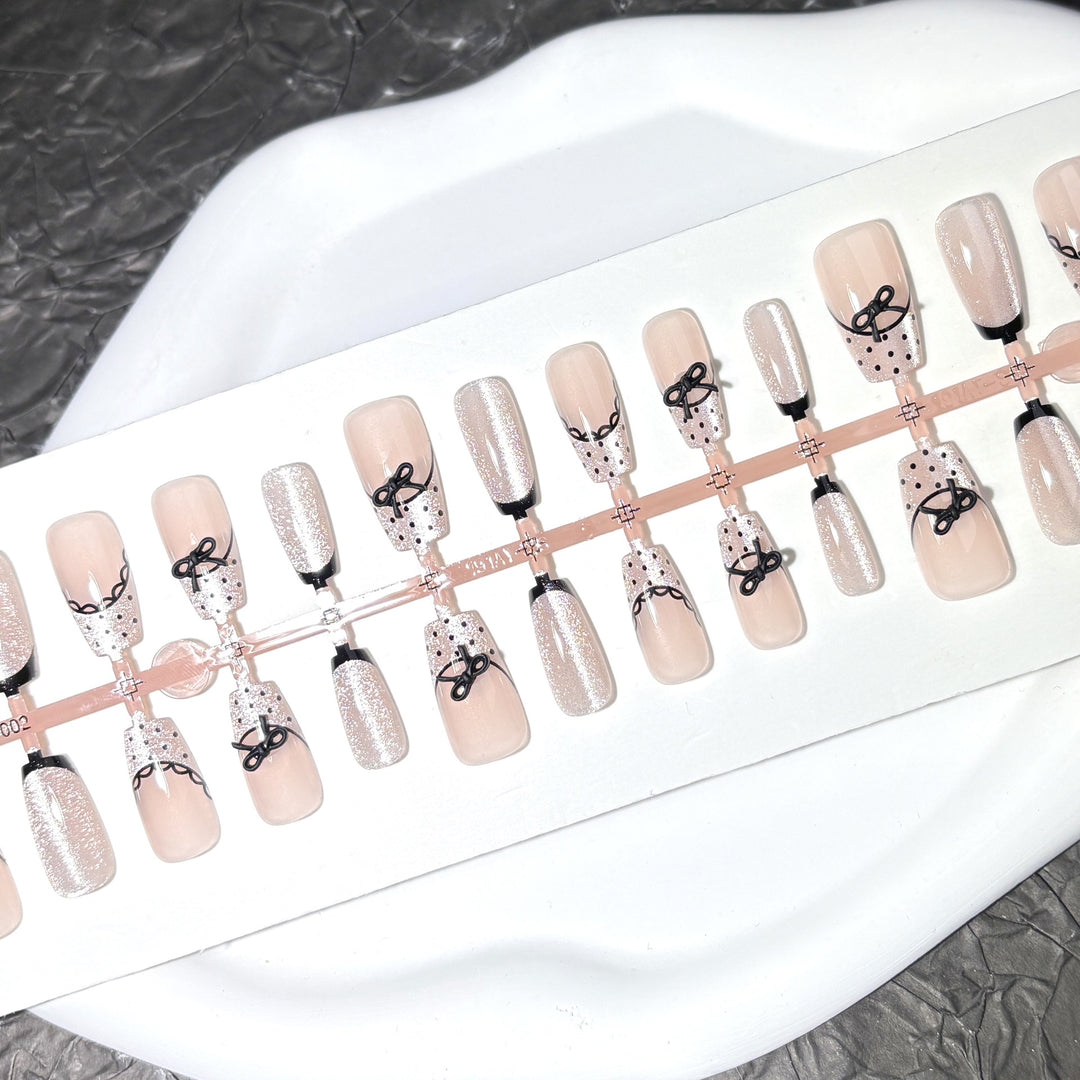 Dekoratives Press-On-Nagelset mit eleganten Schleifenakzenten