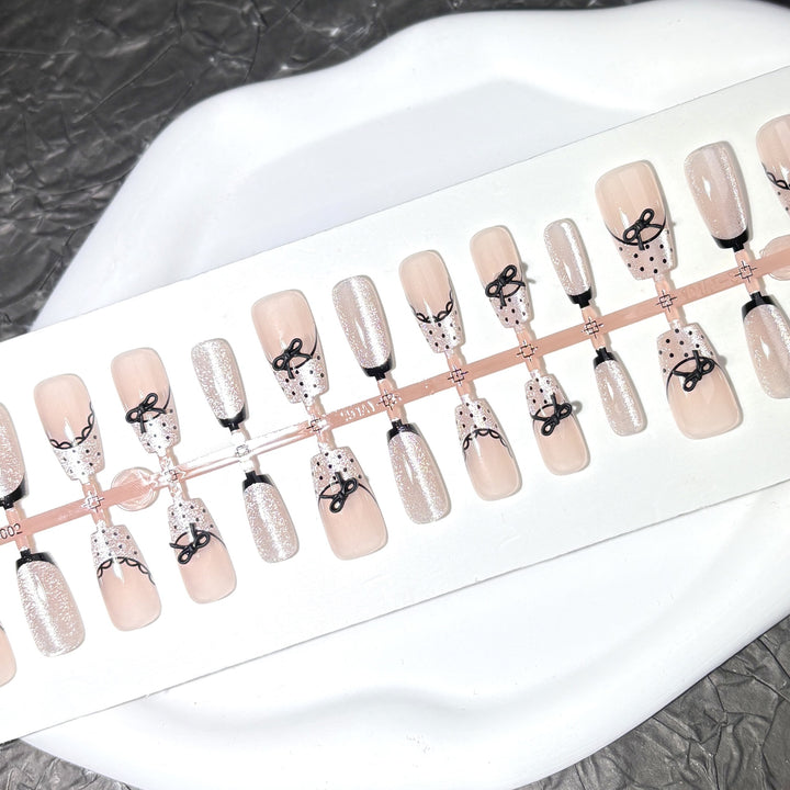 Dekoratives Press-On-Nagelset mit eleganten Schleifenakzenten