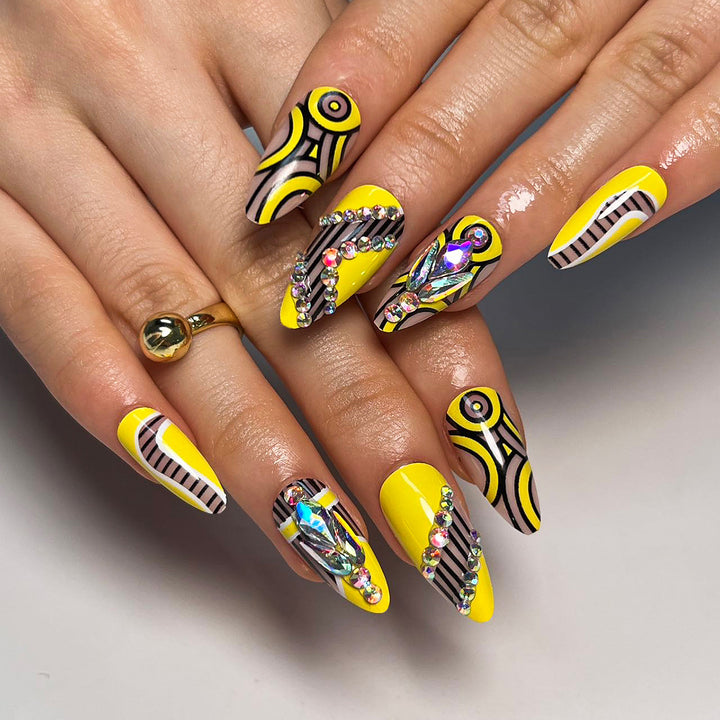 Kunstvolle Nagelverlängerungen mit geometrischem Design und Glitzerakzenten Karnz