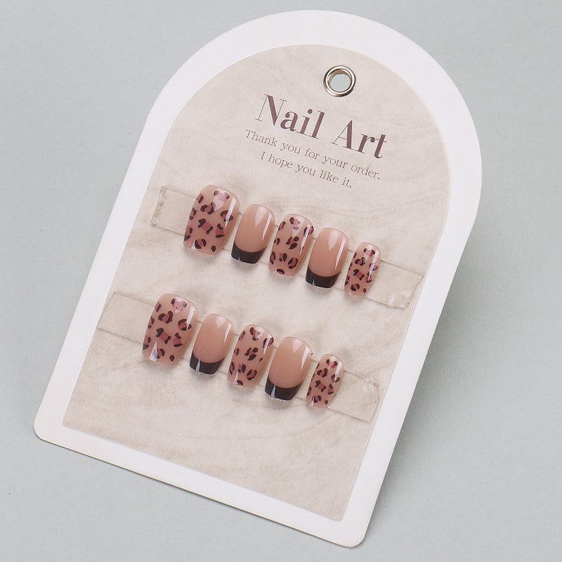 Elegante Druck-Nageltips mit goldenen Akzenten Karnz