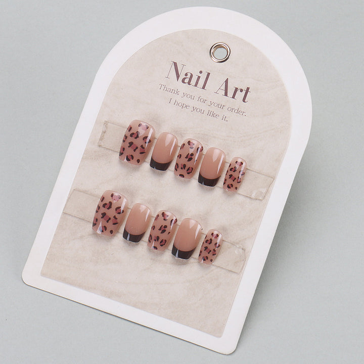 Elegante Druck-Nageltips mit goldenen Akzenten Karnz