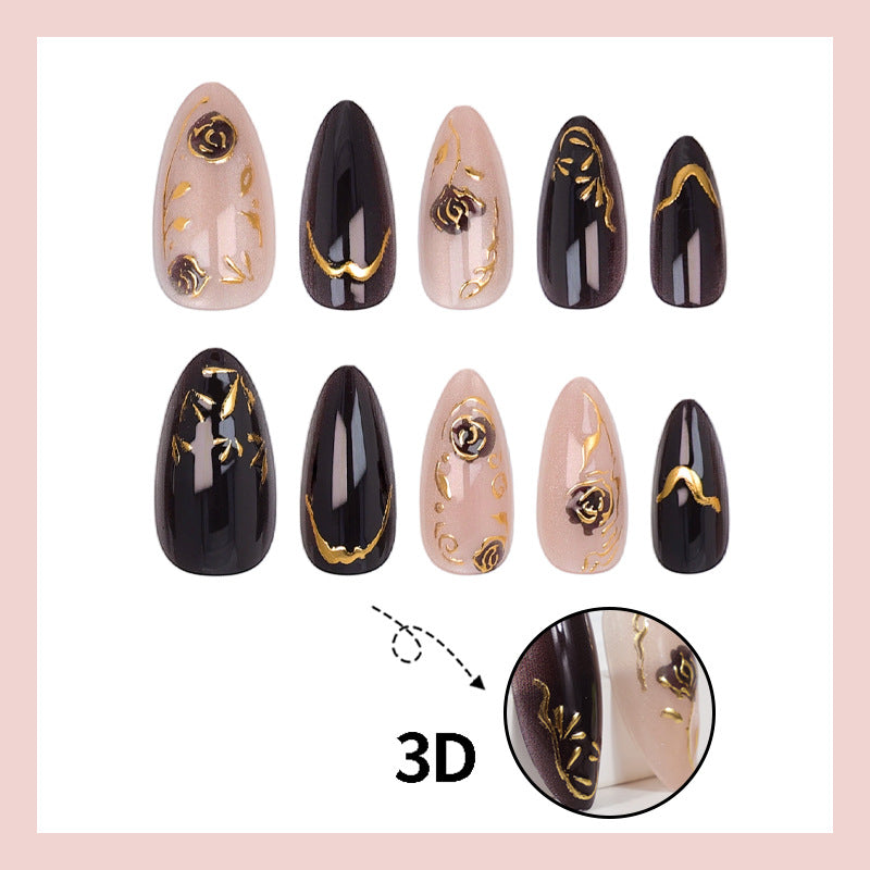 Kunstnagelset mit eleganten Goldverzierungen und originellen Mustern Karnz