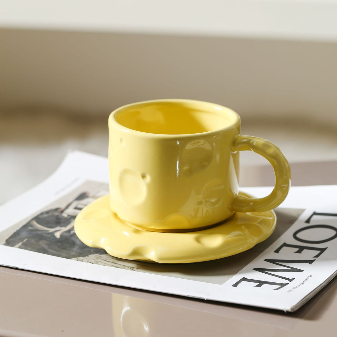 Skulpturales Keramikbecher-Set mit fließender Glasur und strukturierter Untertasse