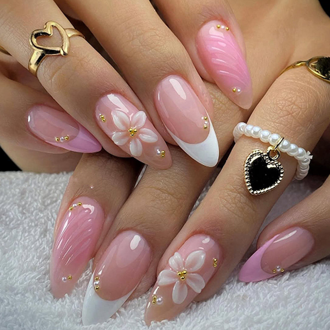 Künstliche Nagelkunst mit Floral-Design und Glitzerakzenten Karnz