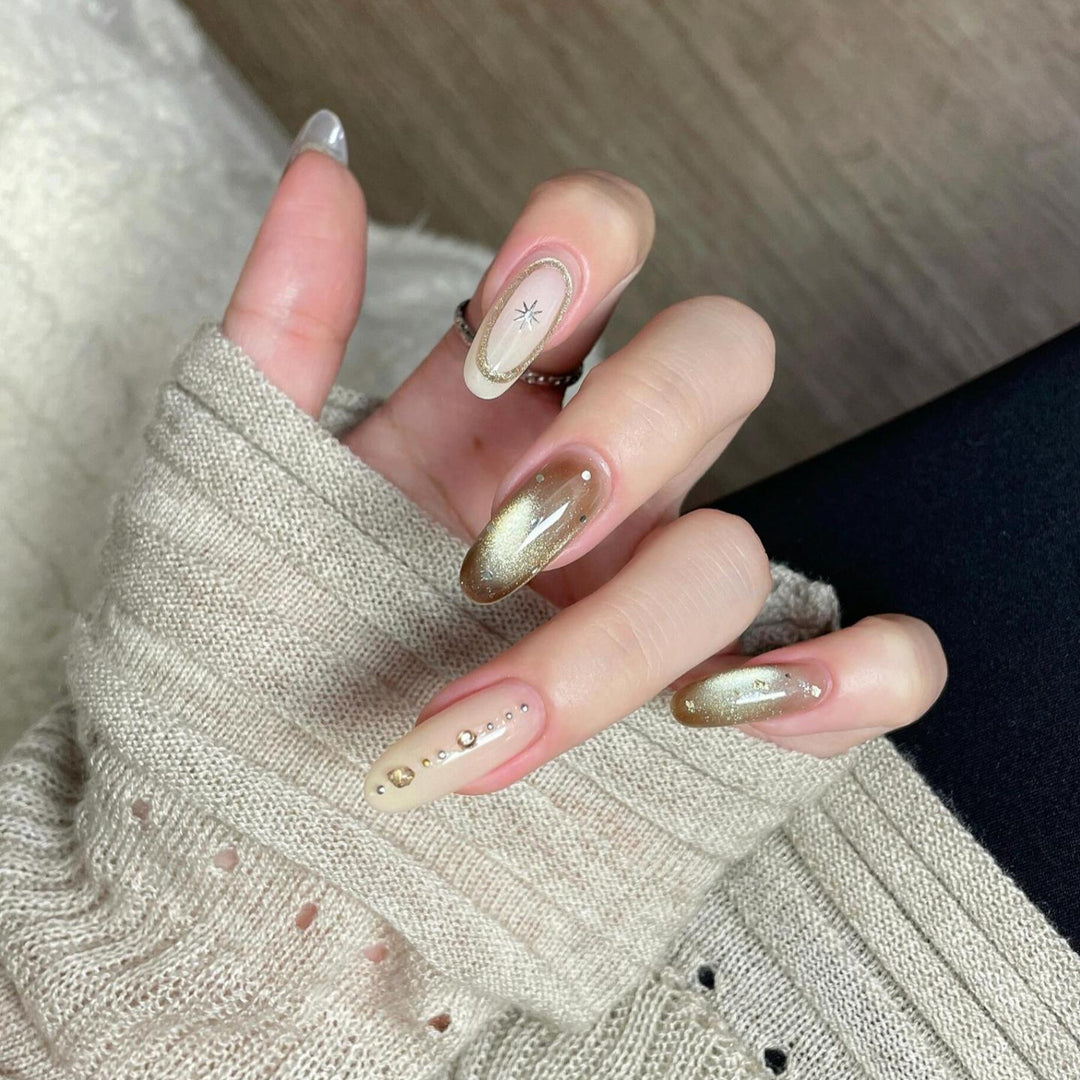 Kunstnägel mit Glitzer- und Sternendesign Karnz