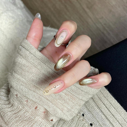Kunstnägel mit Glitzer- und Sternendesign Karnz