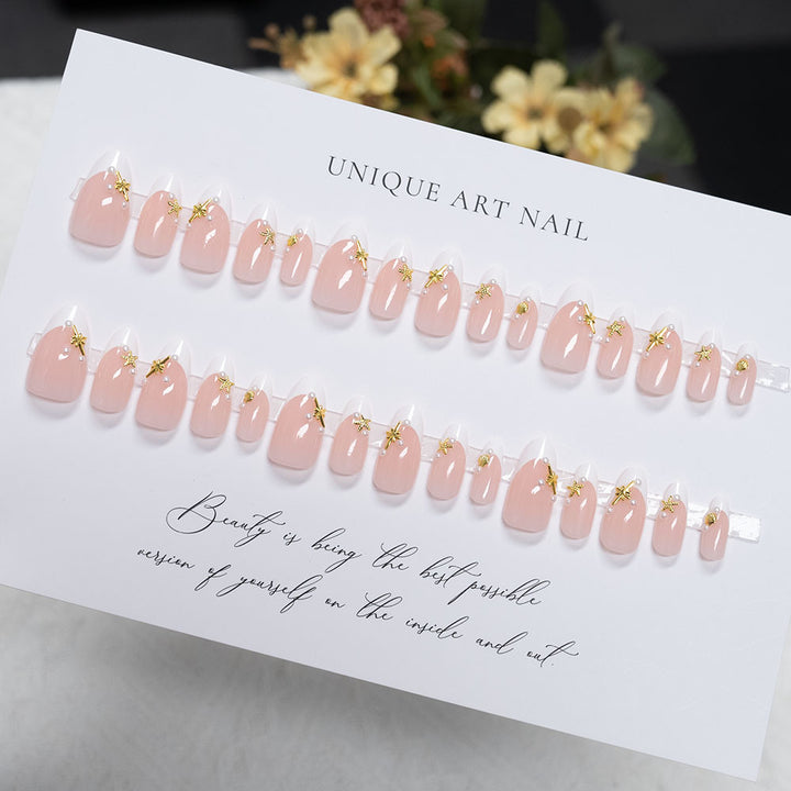 Elegante Tip Press-On Nägel mit goldenen Akzenten