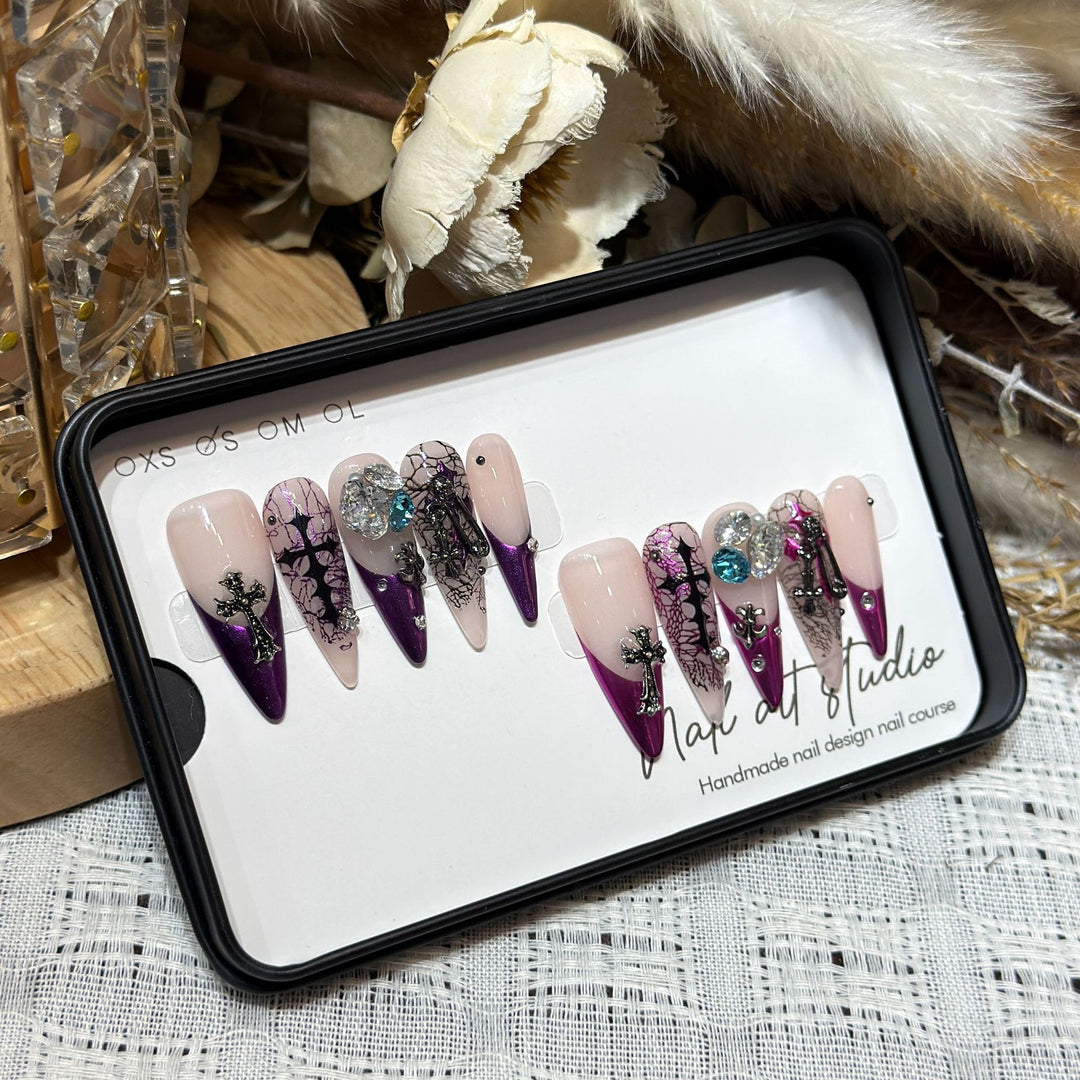 Künstlerisches Stiletto Presse-Nagelset mit einzigartigen Blumen- und Edelsteindetails Karnz