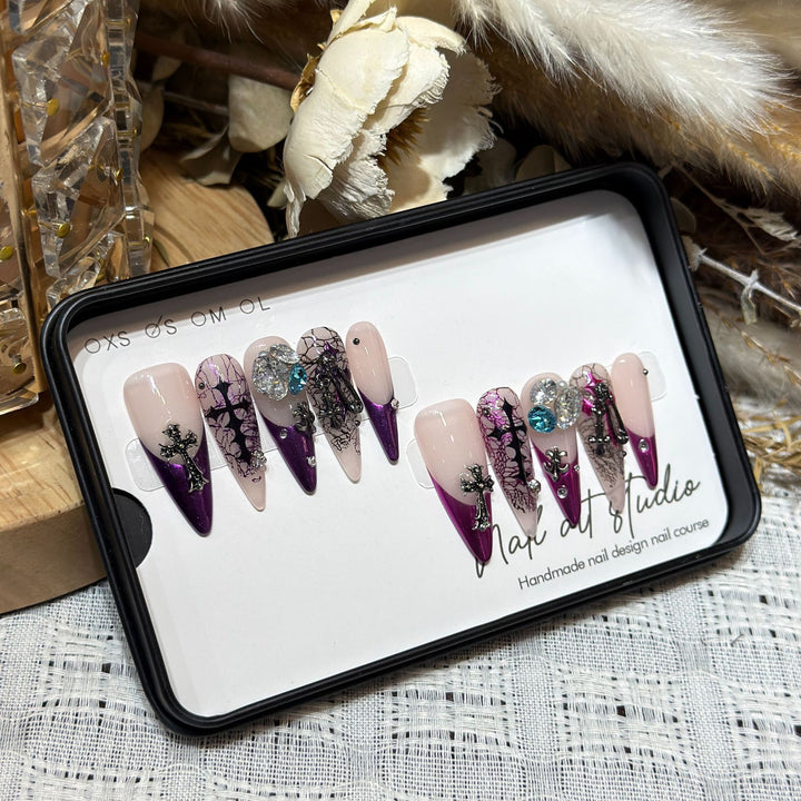 Künstlerisches Stiletto Presse-Nagelset mit einzigartigen Blumen- und Edelsteindetails Karnz