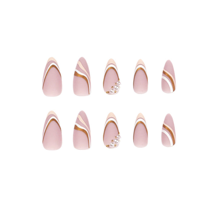Kunstvolle Stiletto-Nägel mit eleganten goldenen und weißen Akzenten Karnz
