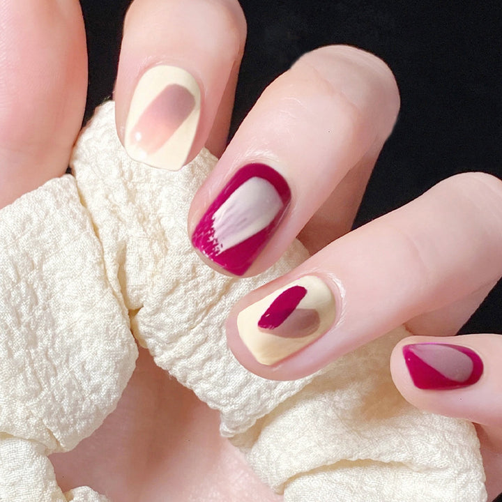 Kunstvolle Nagelverlängerungen mit elegantem Blattmuster Karnz